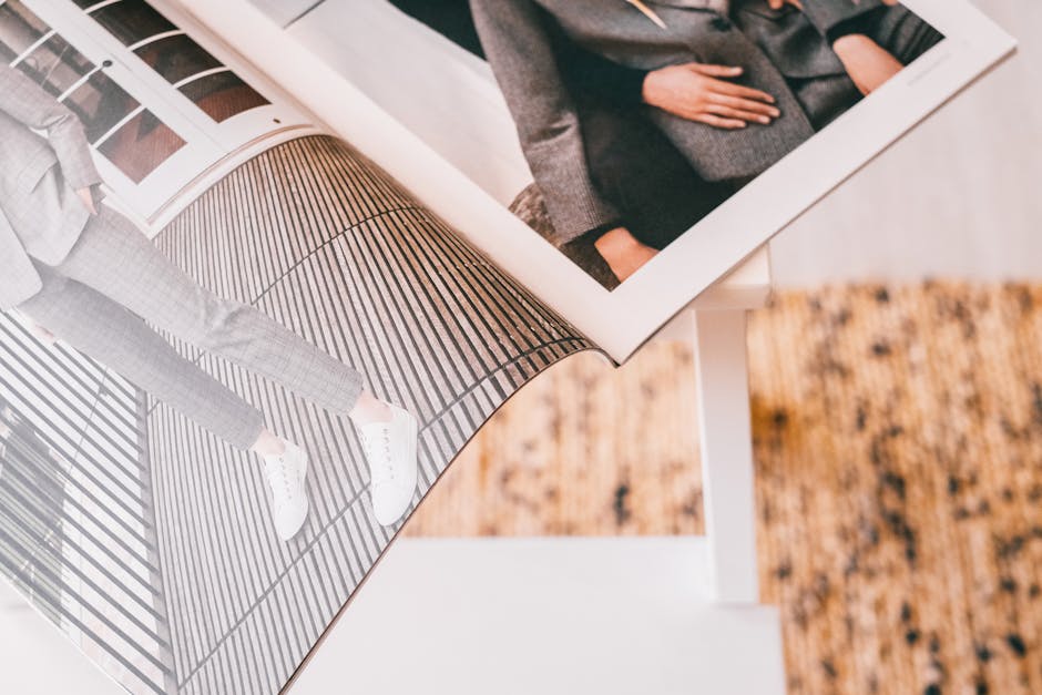 Comparison table visual of printed mailer box materials kraft white premium side by side with swatches print samples and sustainability icons