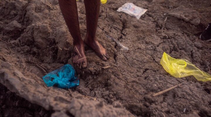 Infographic comparing fiber based and plastic packaging lifecycles showing decomposition timelines and carbon footprints